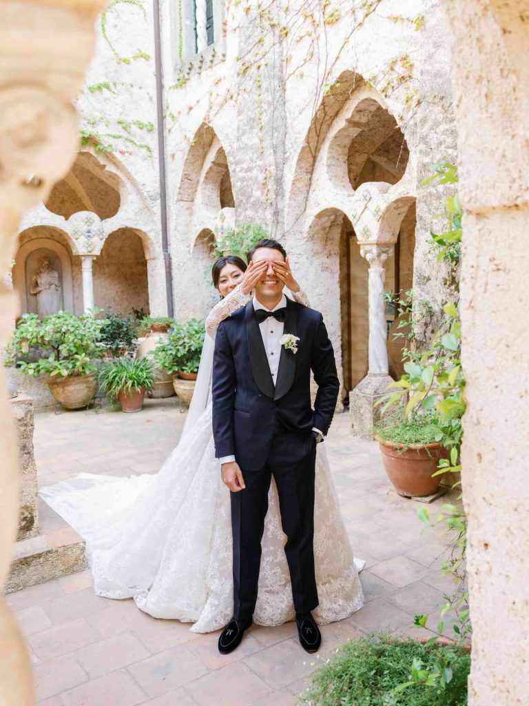 First look wedding timeline showing when couples should see each other before ceremony
